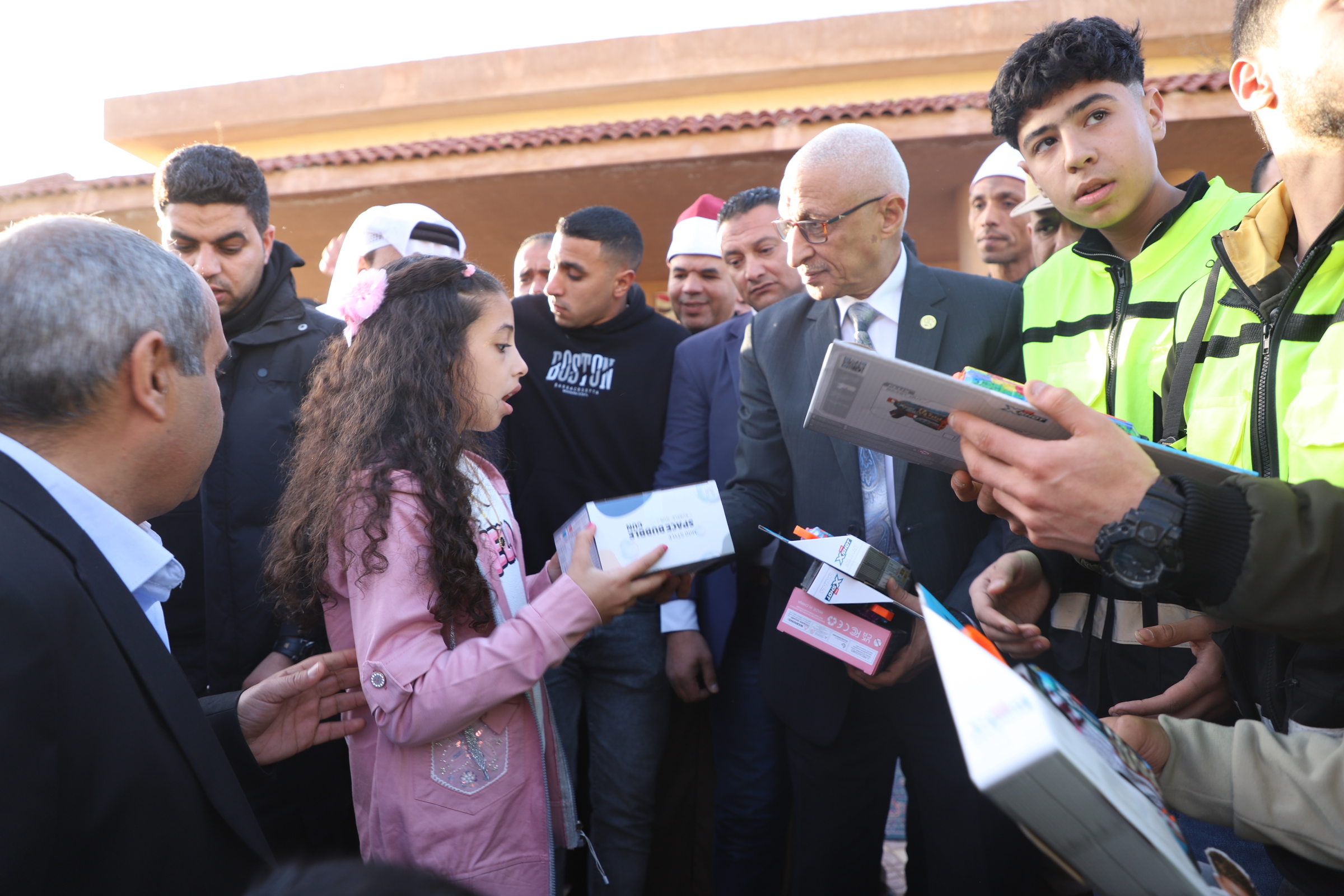 محافظ شمال سيناء يوزع هدايا العيد في رفح