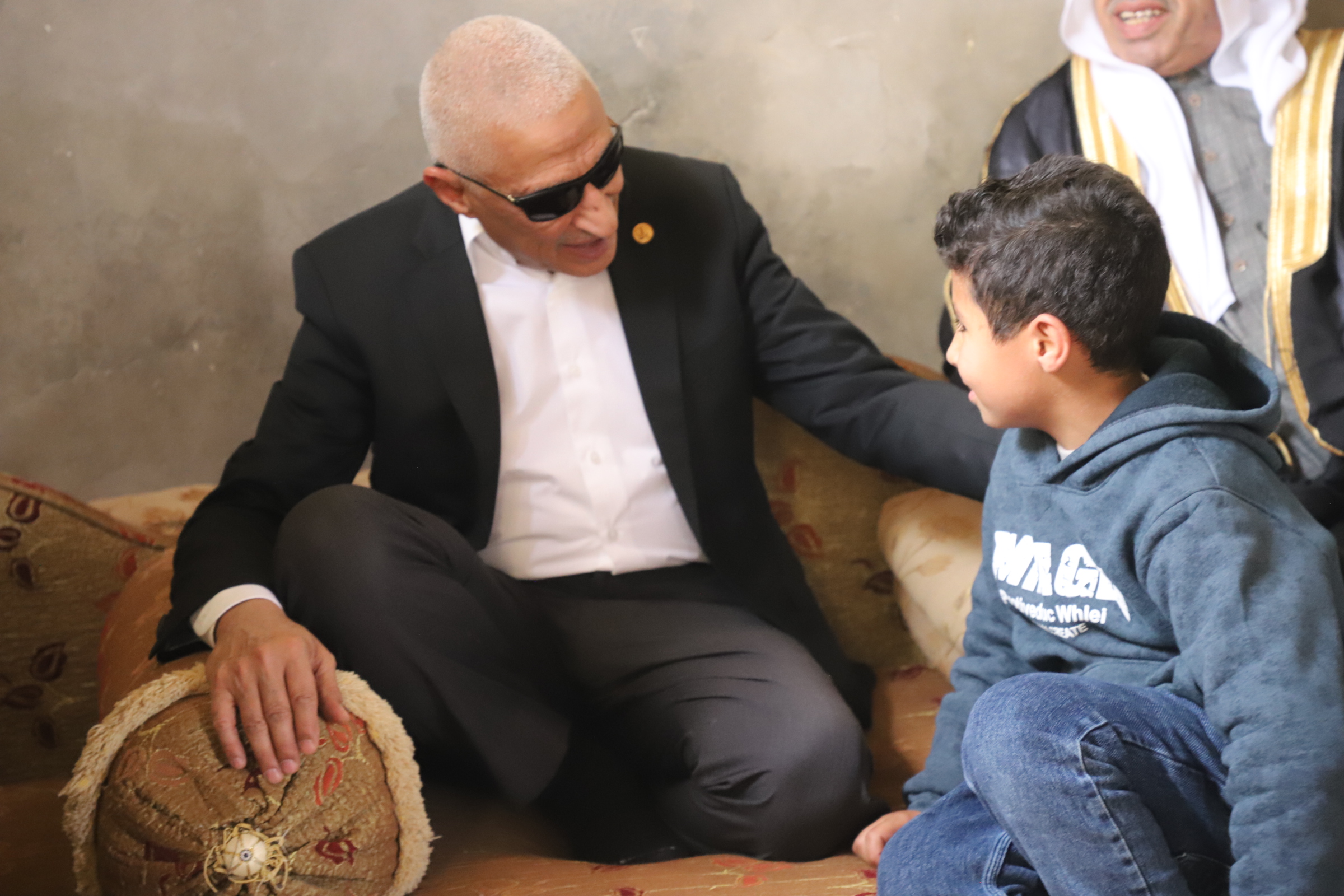 حديث بين الاب “ المحافظ “ واحد اطفال القرية