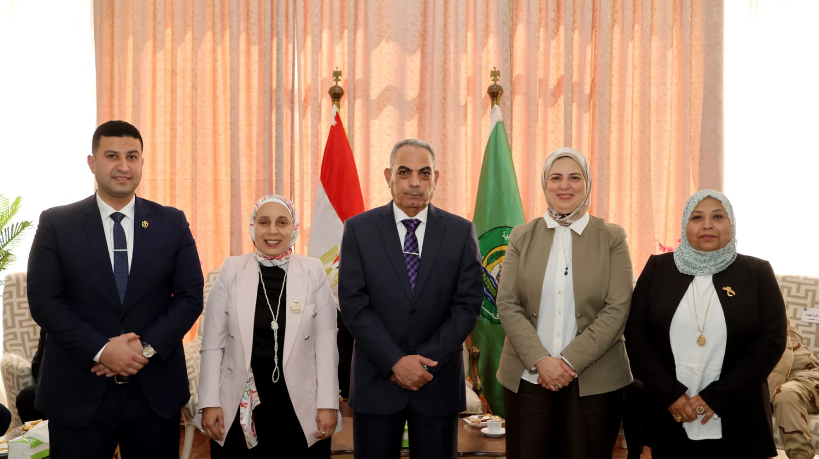 محافظ الإسماعيلية يستقبل المهنئين 