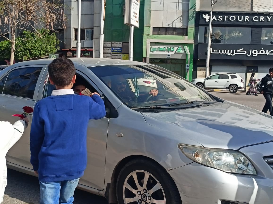 توزيع الهدايا والورود