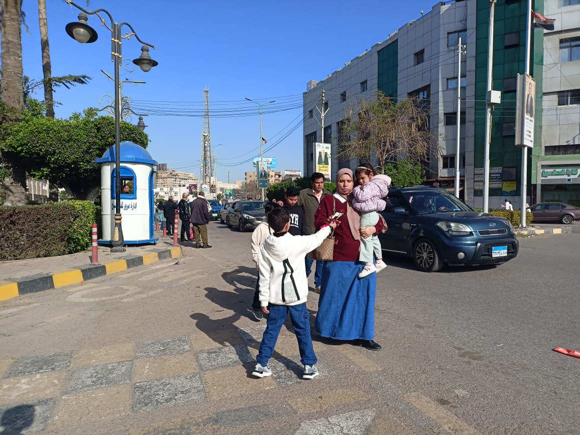 توزيع الورود على المارة