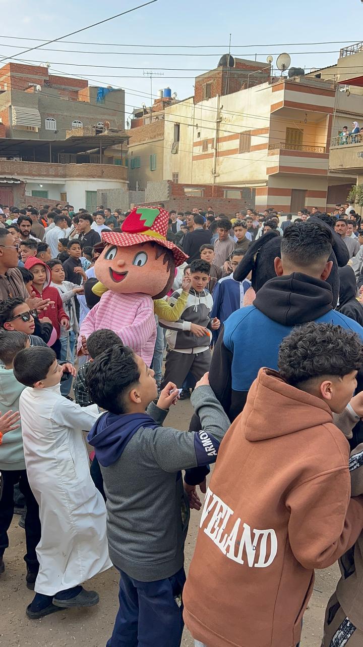 رقص مع الشخصيات الكرتونية