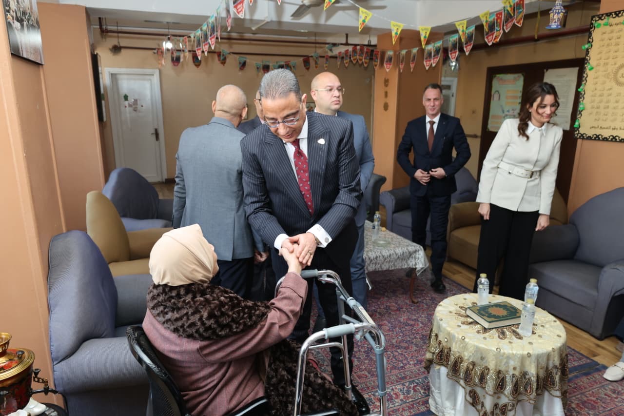 محافظ الجيزة يزور دور الأيتام 