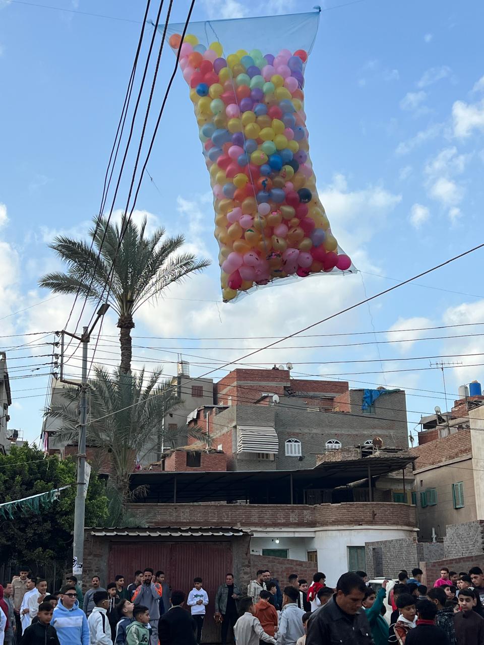 بلالين استعدادا لسقوطها وقت الاحتفالات