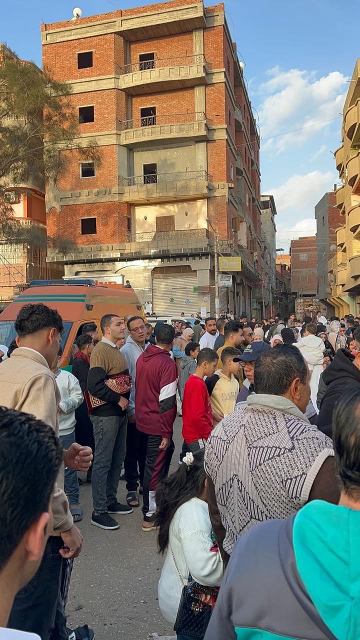 تواجد سيارات الإسعاف لتأمين المواطنين