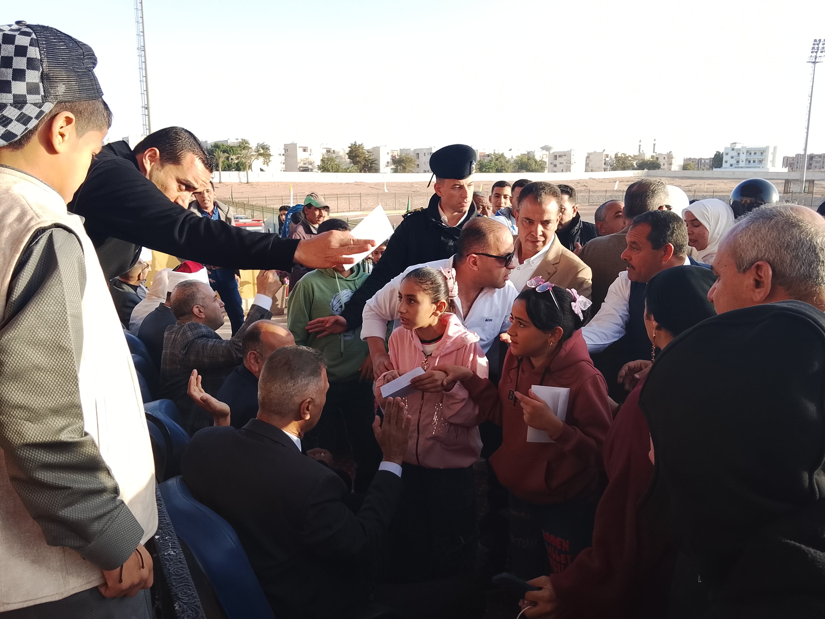 توزيع عيدية على الأطفال