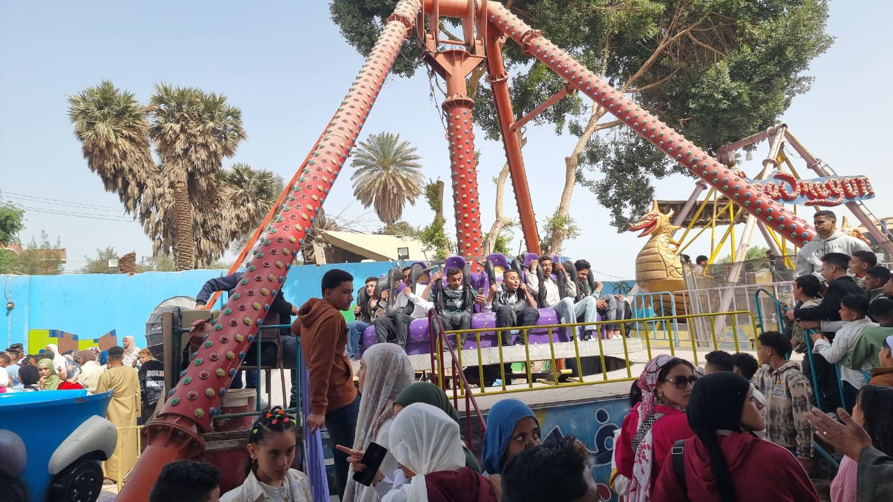 زحام على الملاهي بسوهاج