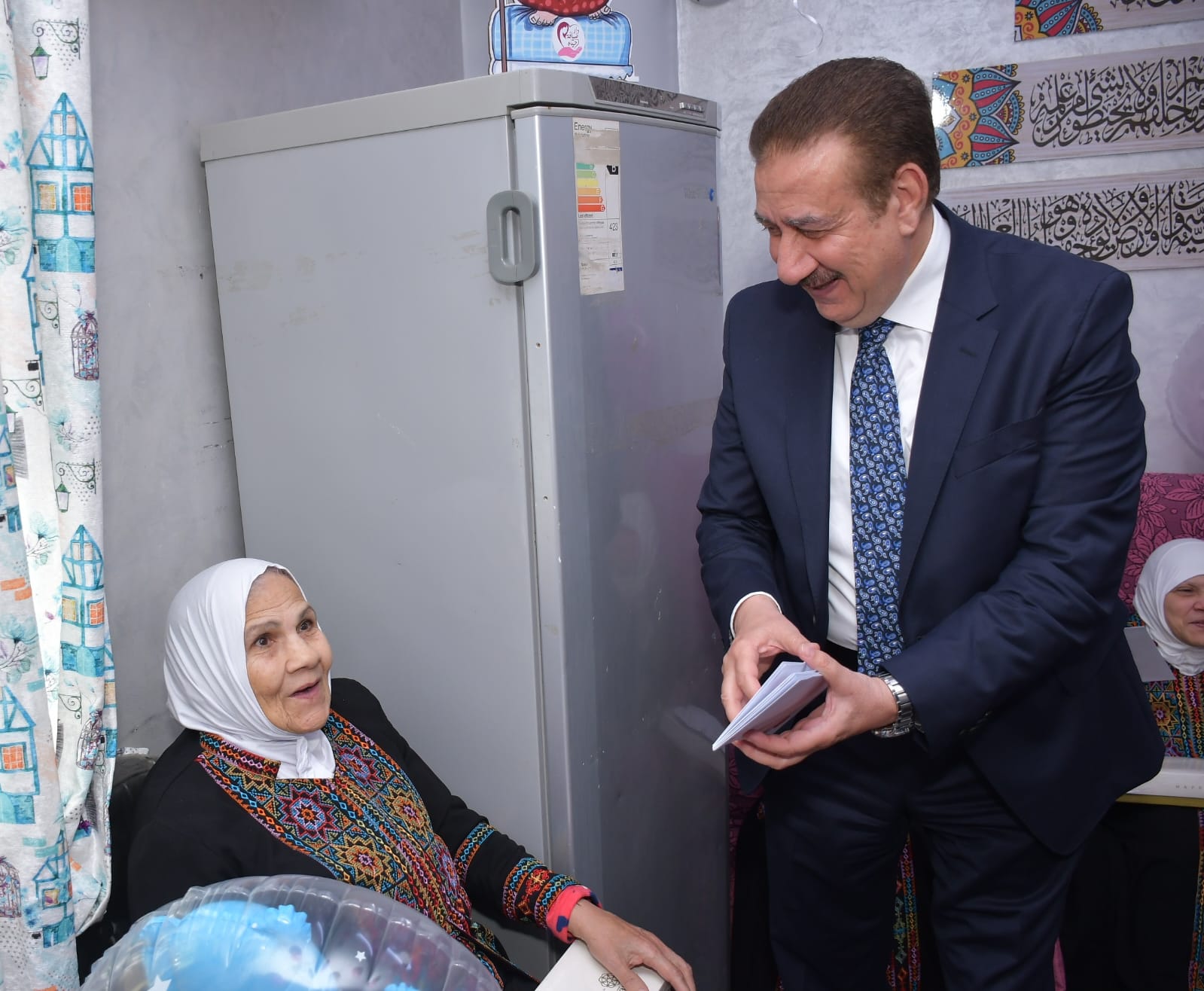 المحافظ يوزع العيدية المحافظ يوزع العيدية