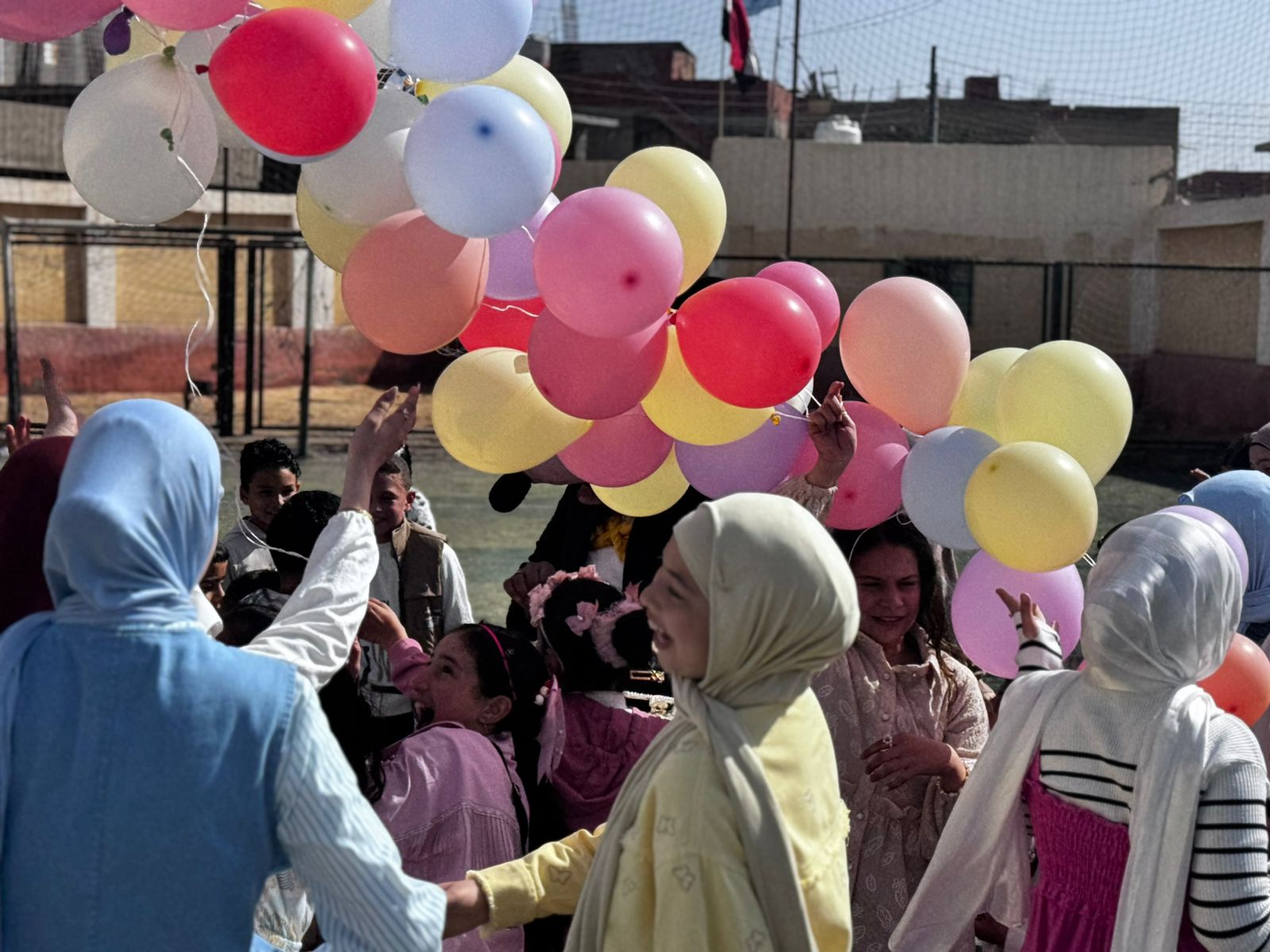 توزيع هدايا على الاطفال