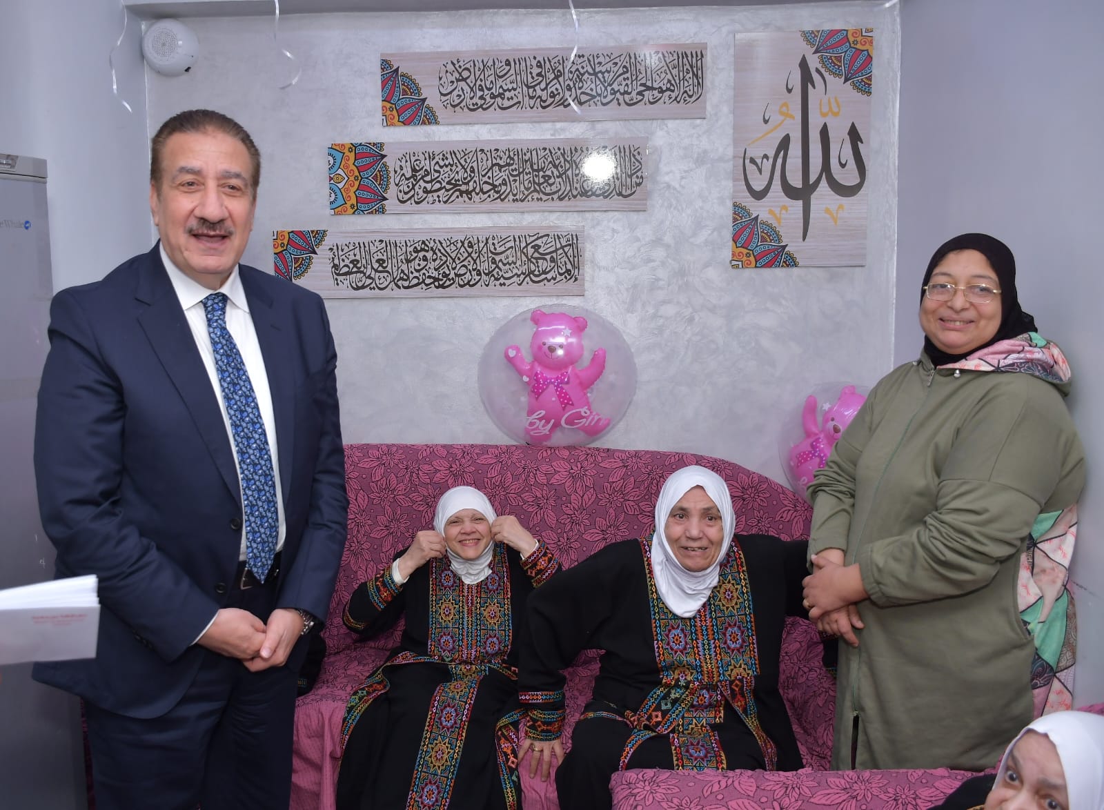 المحافظ مع المسنين المحافظ مع المسنين