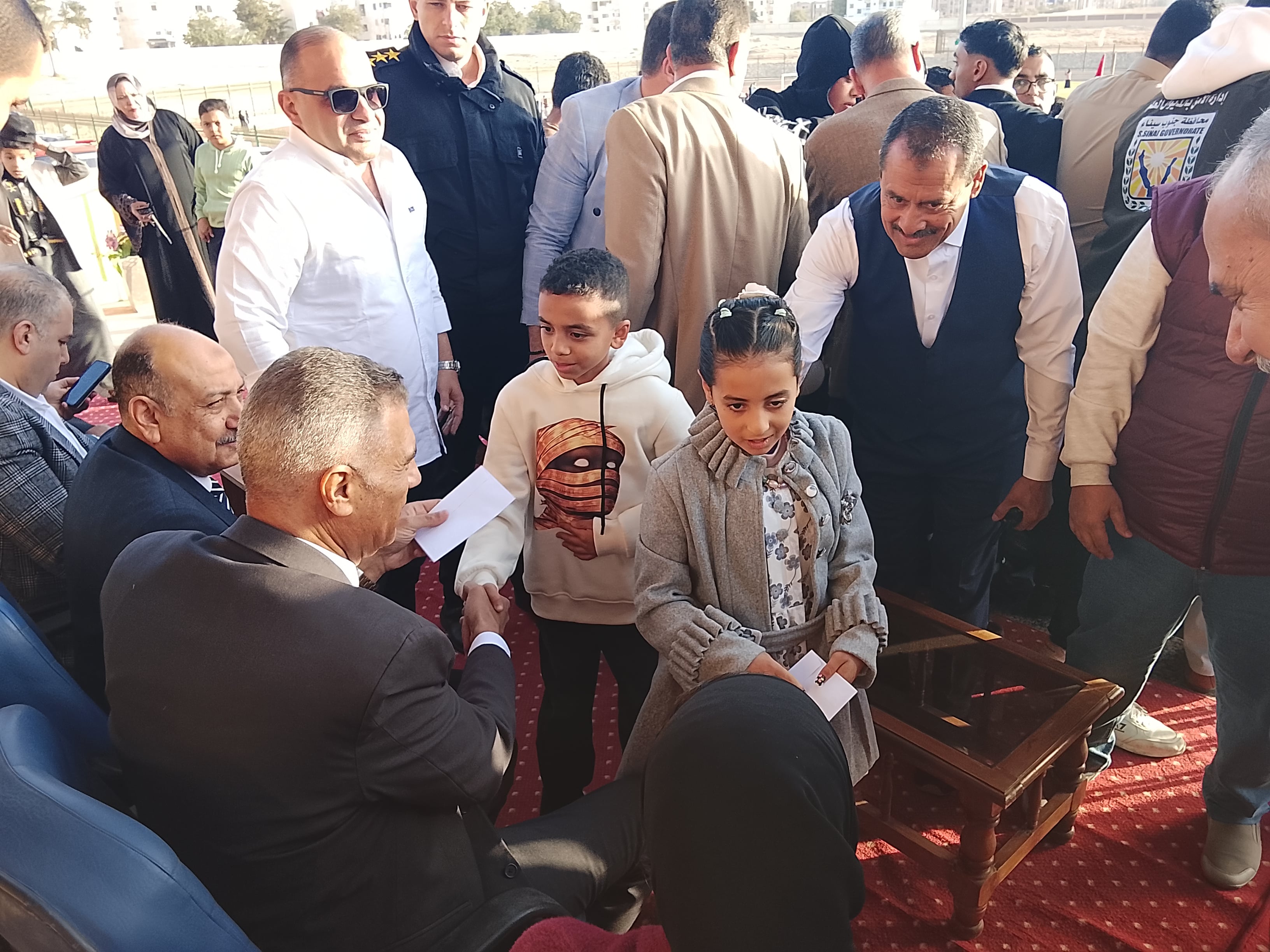 محافظ جنوب سيناء يوزع عيدية على الأطفال