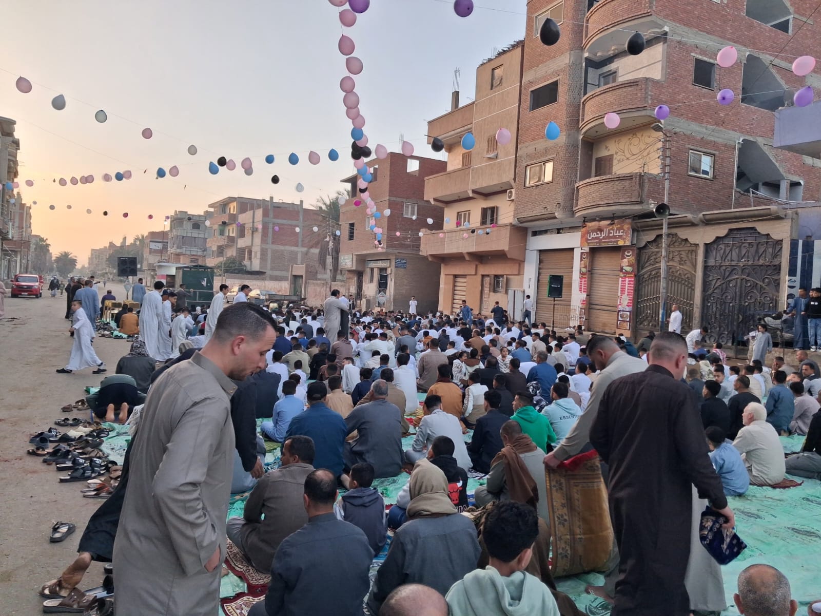 =الأهالى بقرية الشبراوين بالشرقية يؤدون صلاة العيد