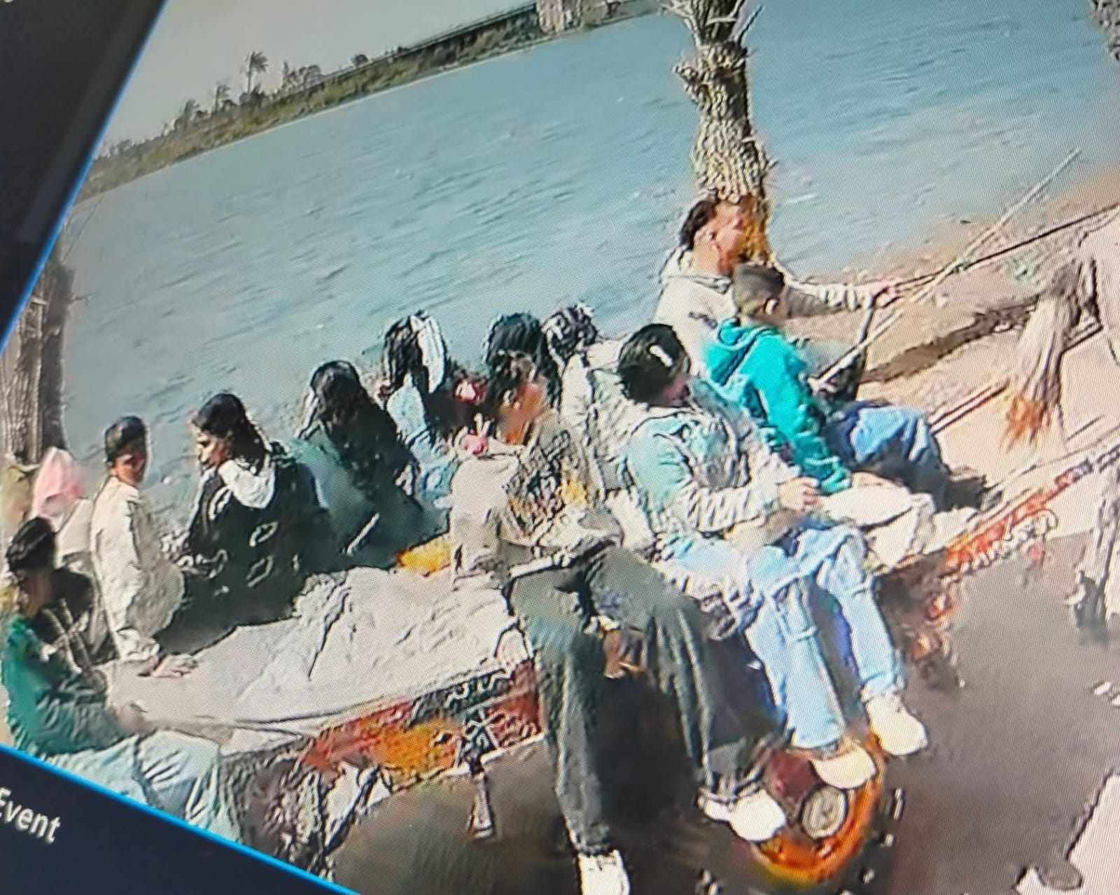 صورة عربية الكارو عليها الأطفال