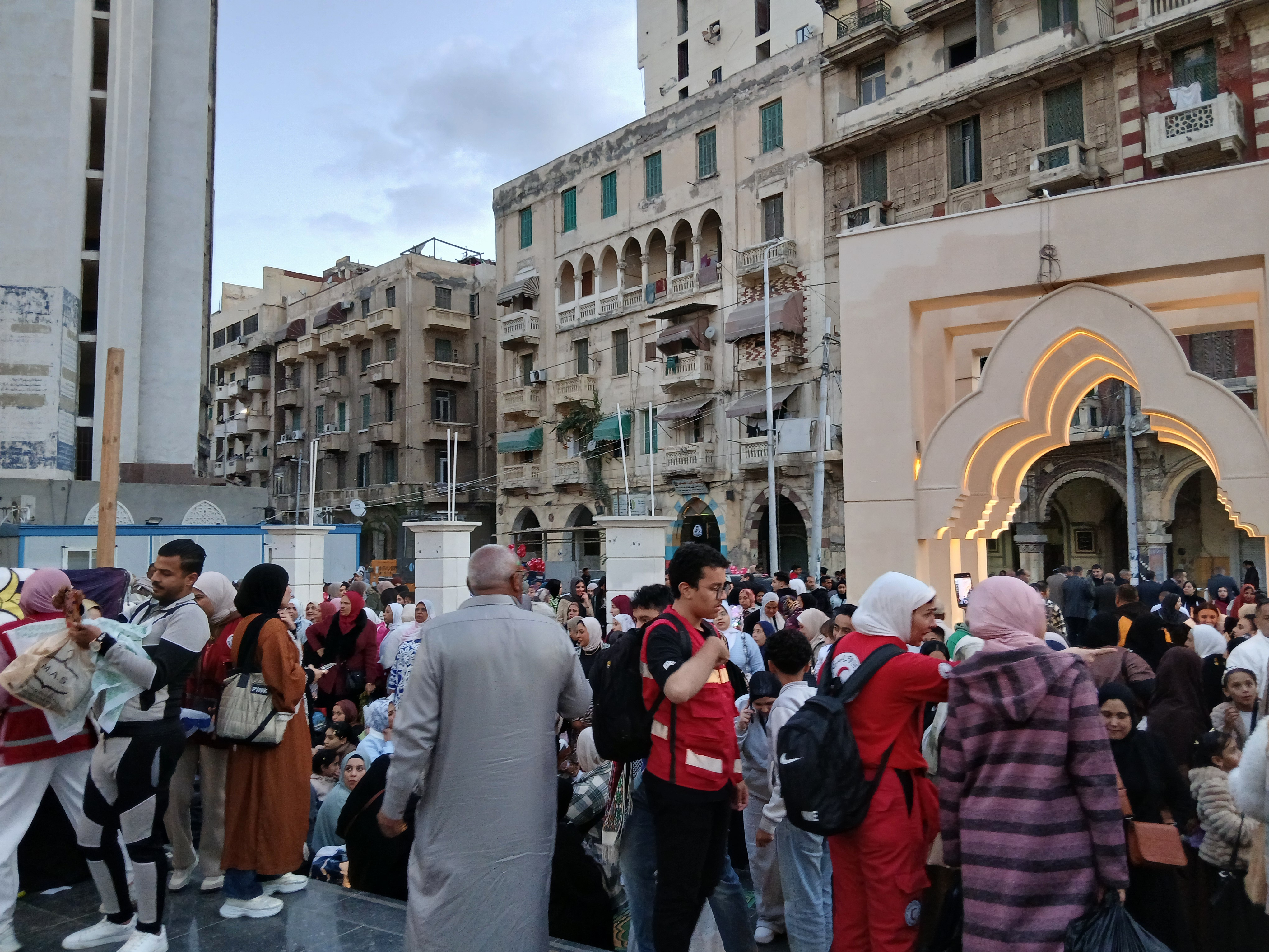 المصلين يتوافدون علي مسجد أبو العباس