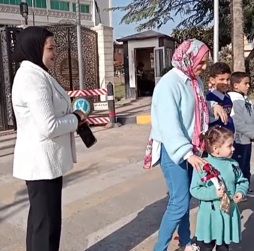 توزيع الأطفال والفتيات الهدايا