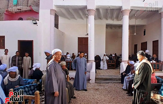توزيع-الحلوى-داخل-الدوواين