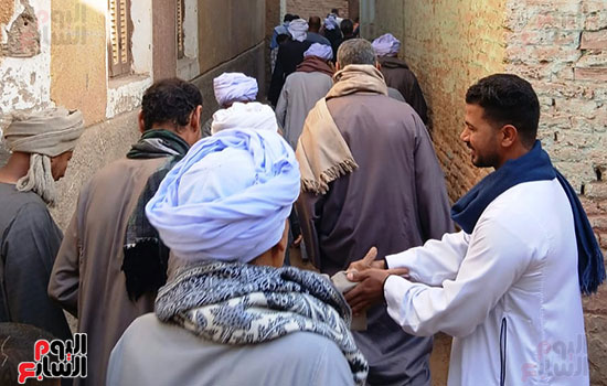 الأهالي-داخل-القرية-