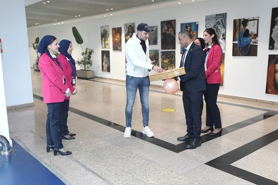 مطار القاهرة يشارك المسافرين والعاملين فرحة عيد الفطر (4)