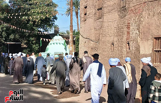 تجول-الأهالي-داخل-القرية-