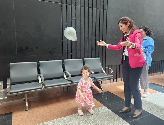 مطار القاهرة يشارك المسافرين والعاملين فرحة عيد الفطر (2)