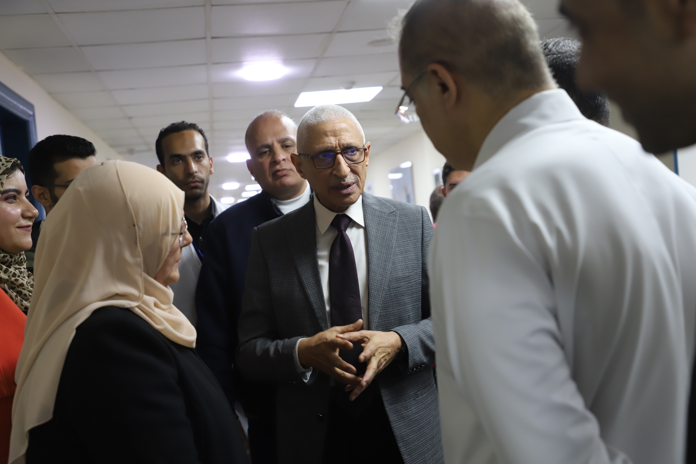 متابعة الاوضاع الطبية للمصابين