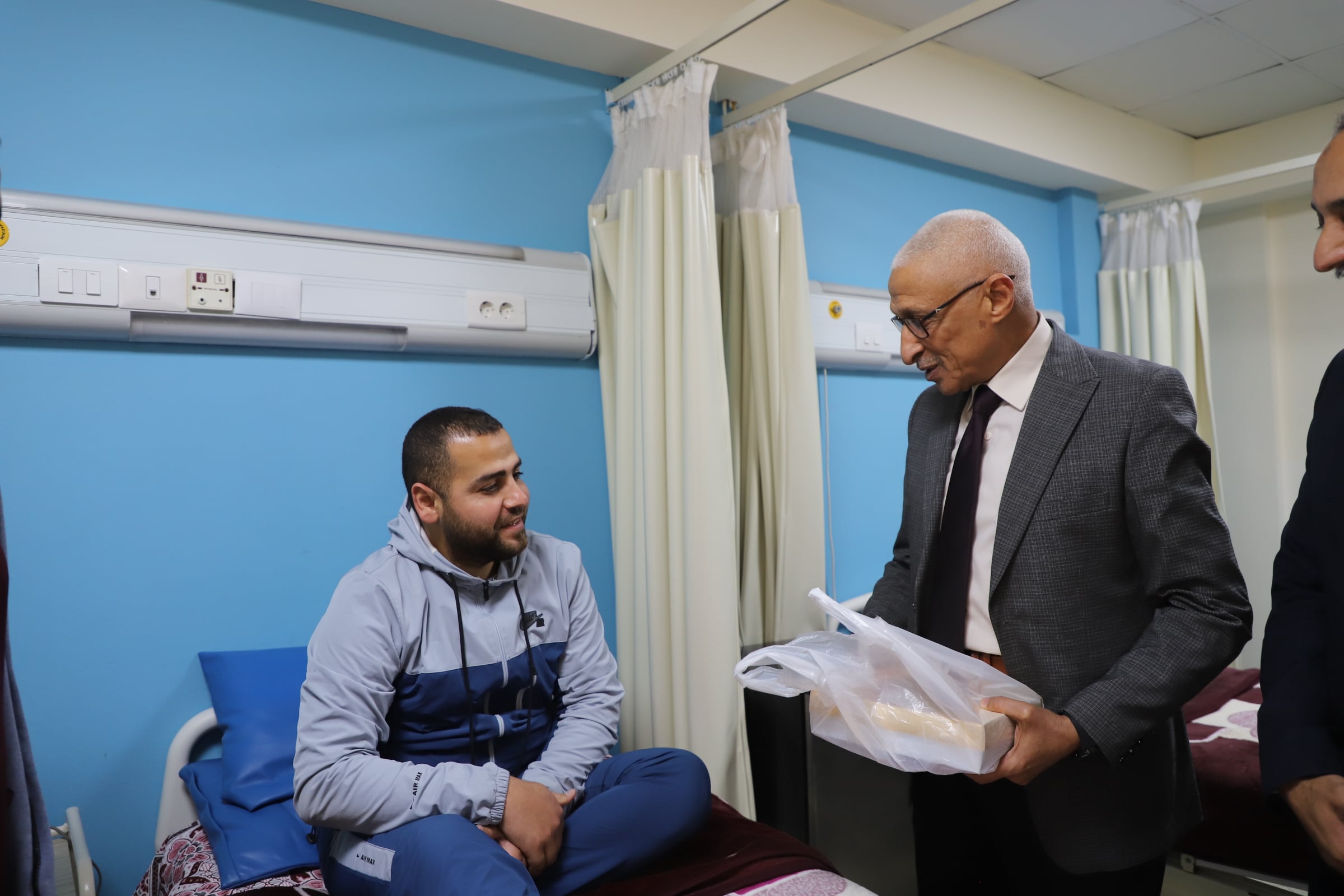 محافظ شمال سيناء يطمئن علي المصابين 