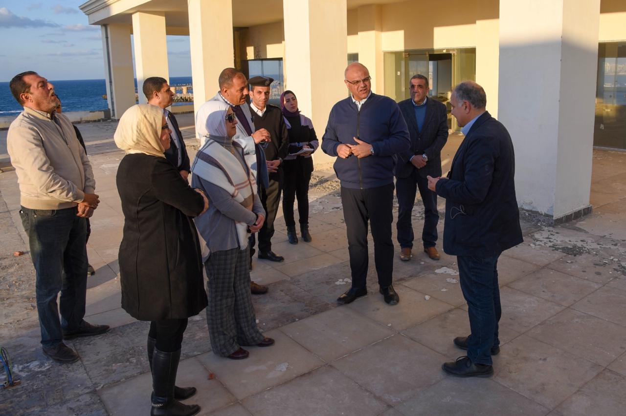 المحافظ يستمع الى الشرح المحافظ يستمع الى الشرح