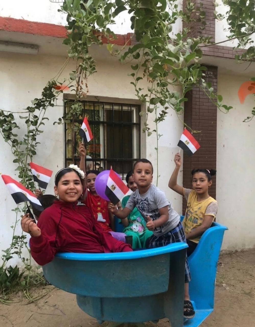 فرحة الأطفال بعلم مصر فى مراكز الشباب بالأقصر