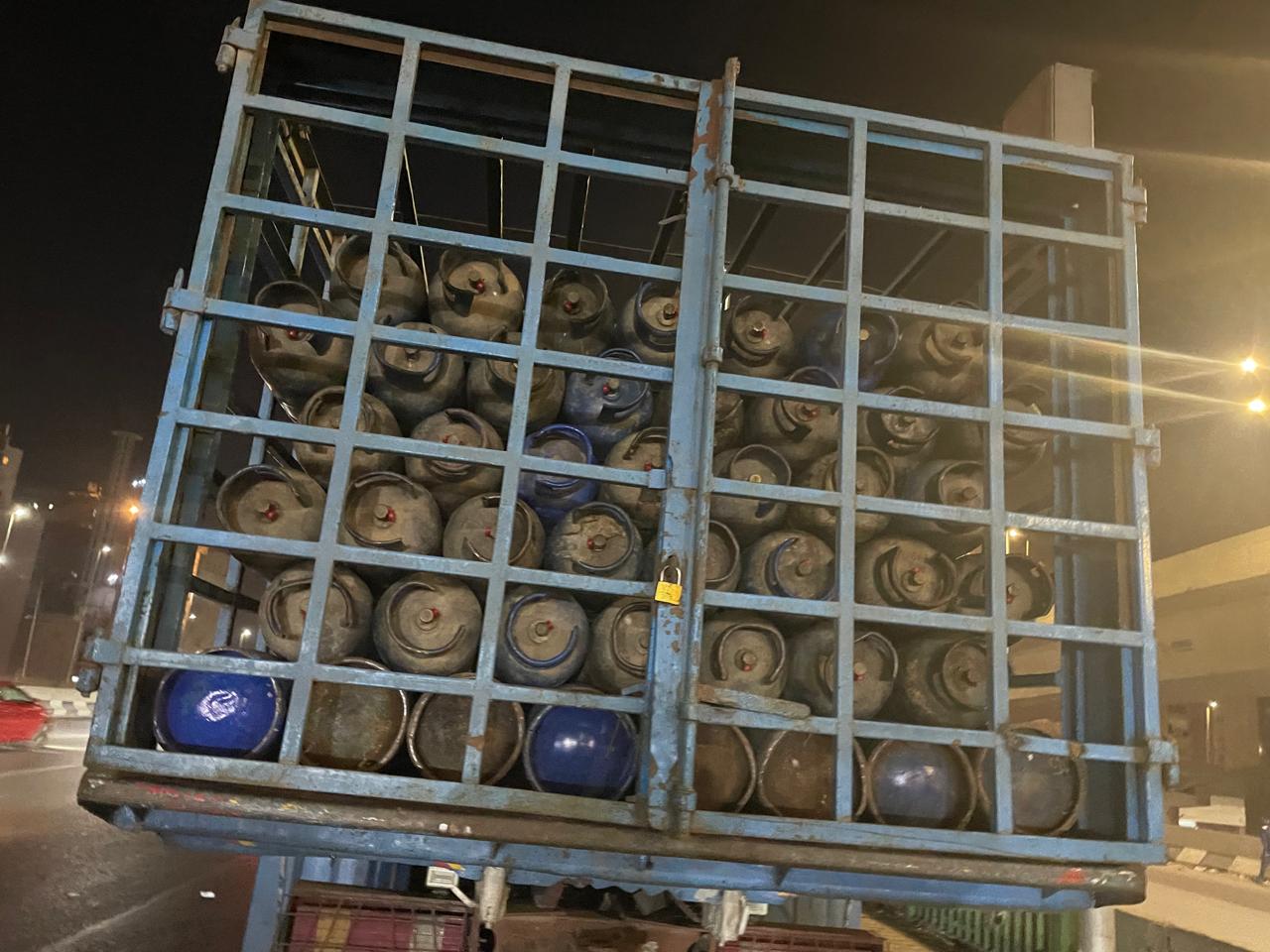 ضبط سيارة تهرب 450 أسطوانة بوتاجاز مدعمة ضبط سيارة تهرب 450 أسطوانة بوتاجاز مدعمة