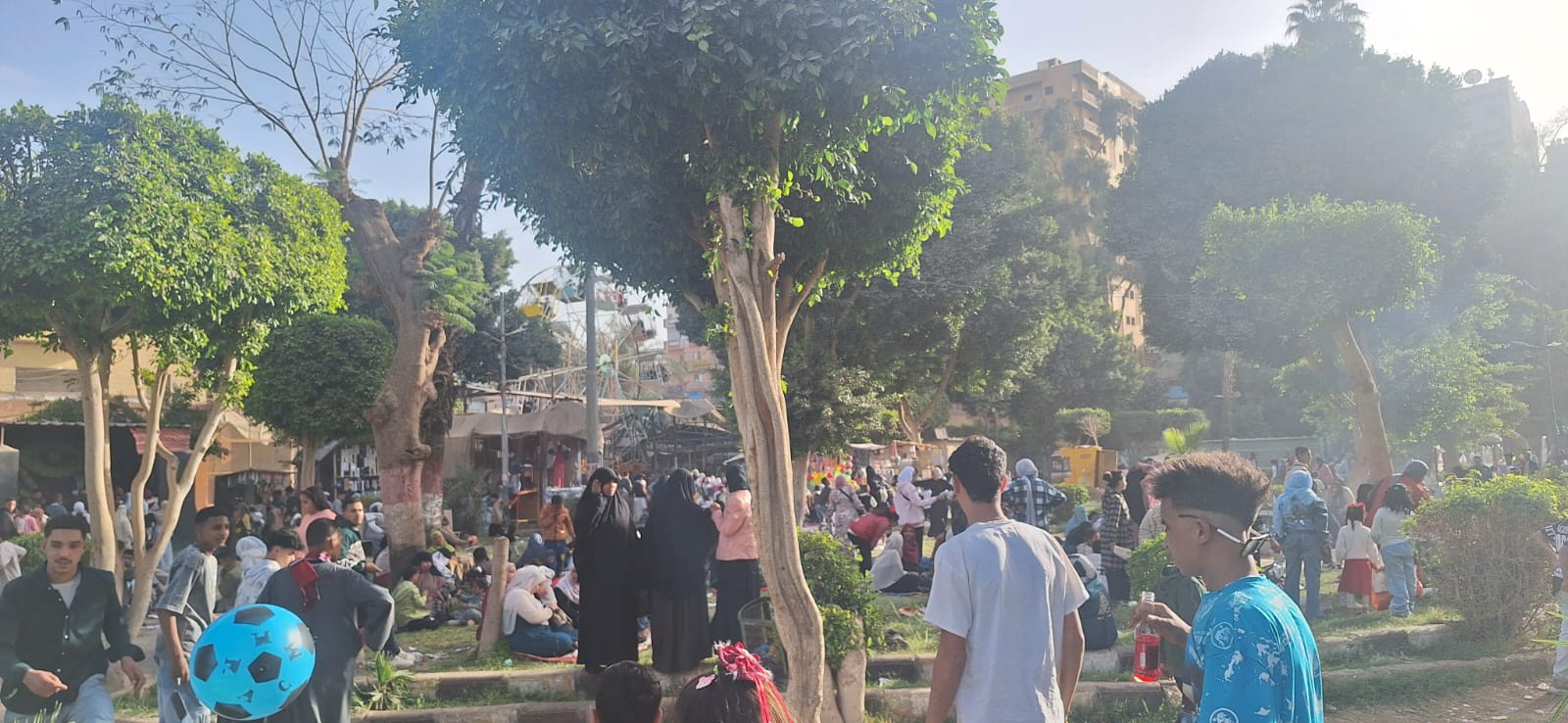 الاسر والاطفال فى الحديقة