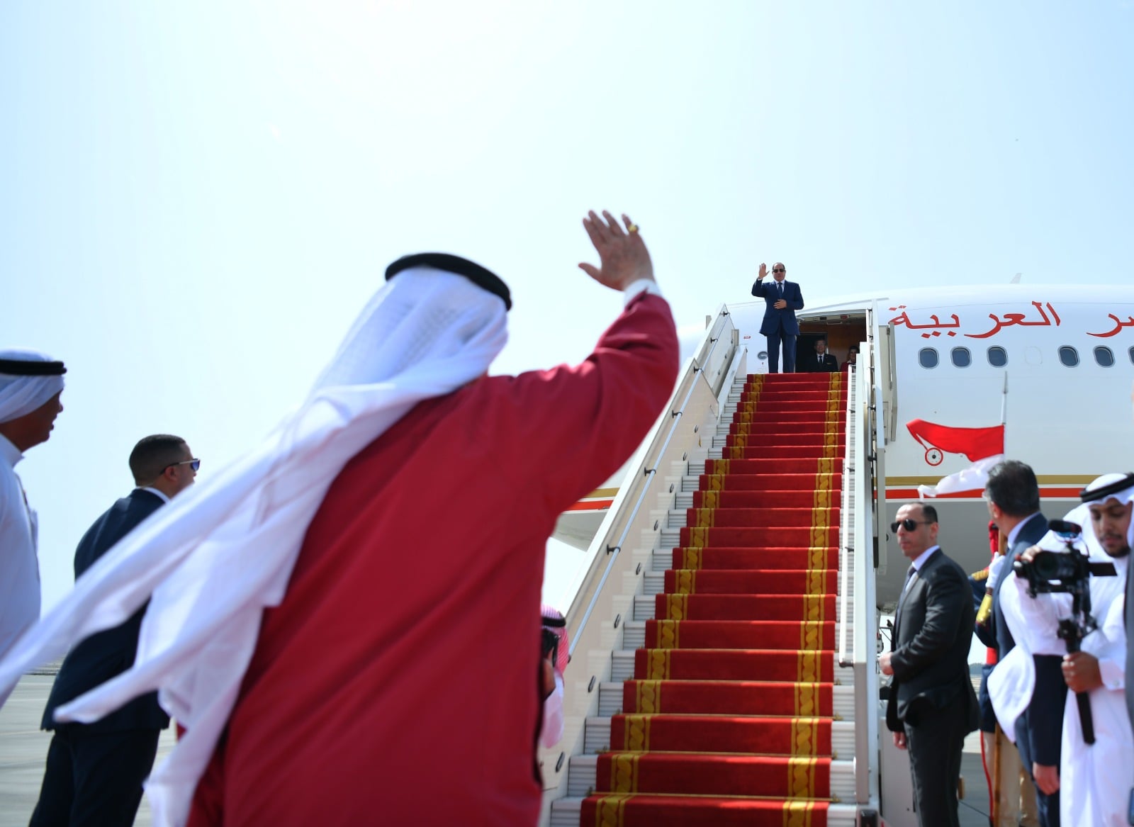 ملك البحرين يودع الرئيس عبد الفتاح السيسي بعد زيارة قصيرة