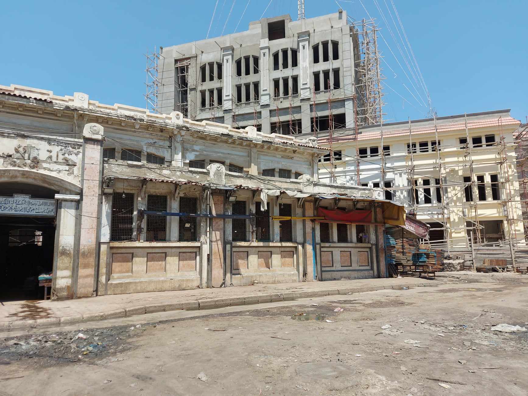 المبنى الاثرى بجوار اعمال التطوير المبنى الاثرى بجوار اعمال التطوير