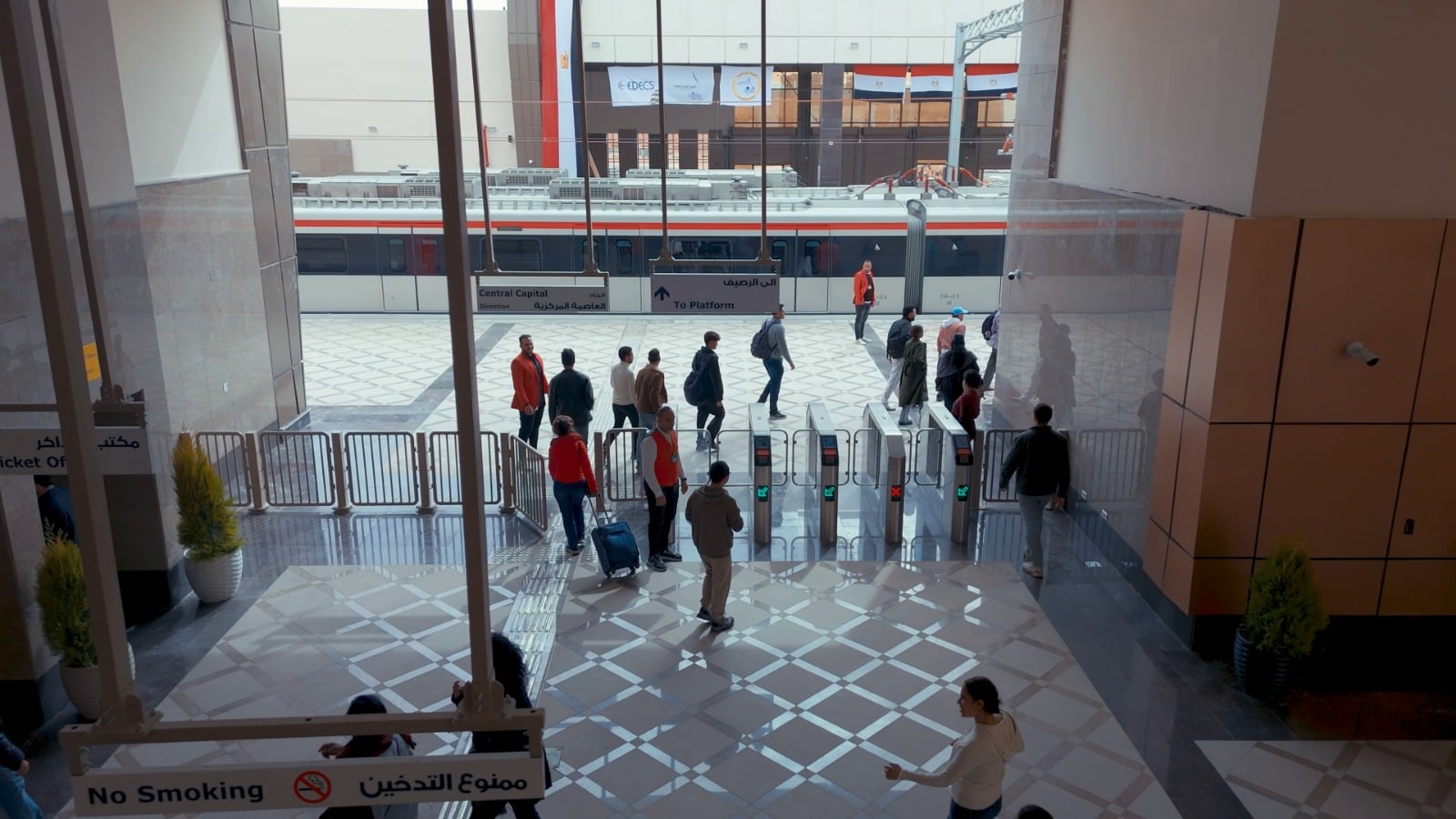 وزارة النقل تنقل المواطنين من قلب العاصمة الجديدة