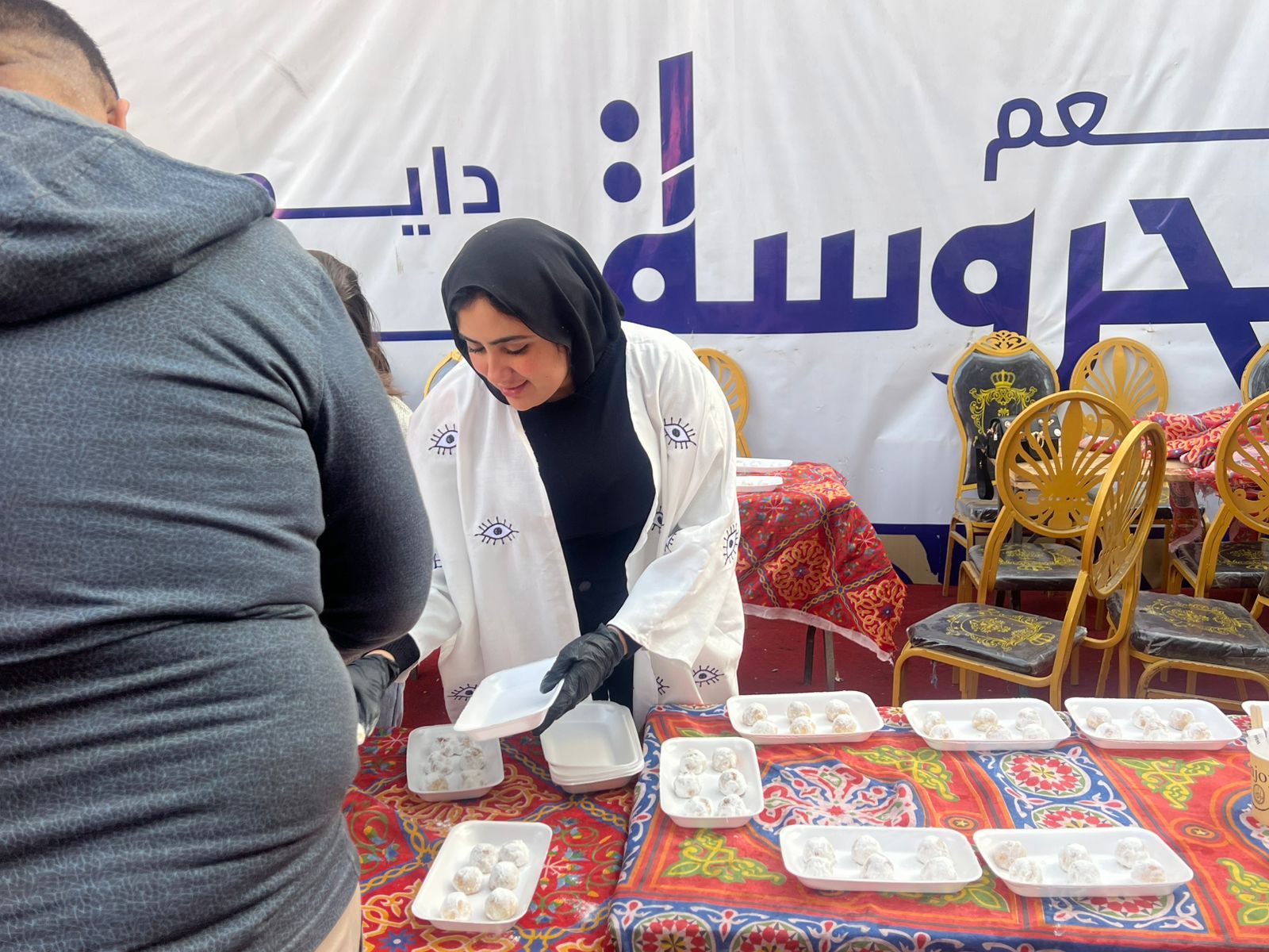 توزيع كعك العيد من خلال نقاط  الإطعام 