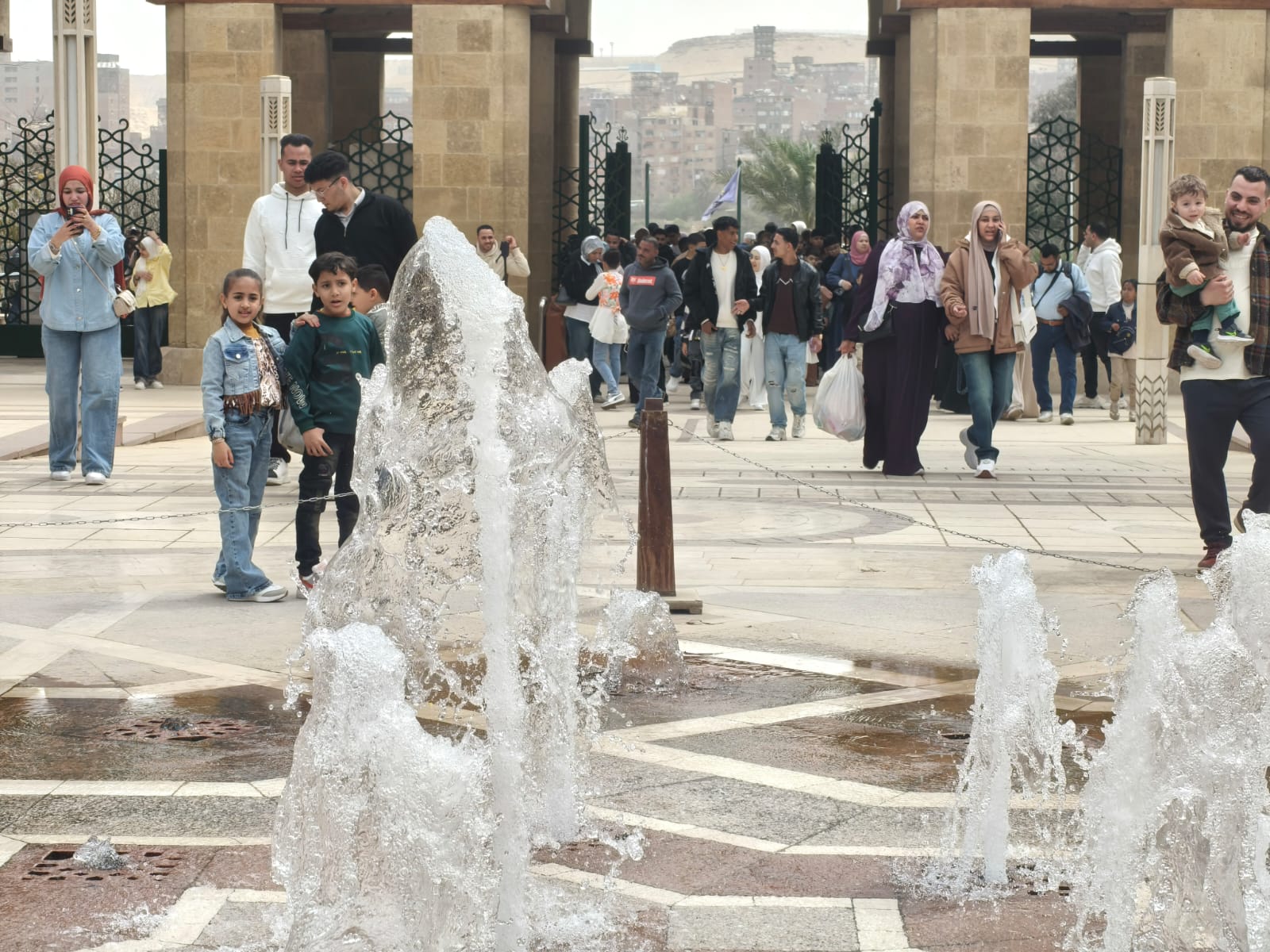 نافورة حديقة الأزهر الراقصة تجذب المحتفلين