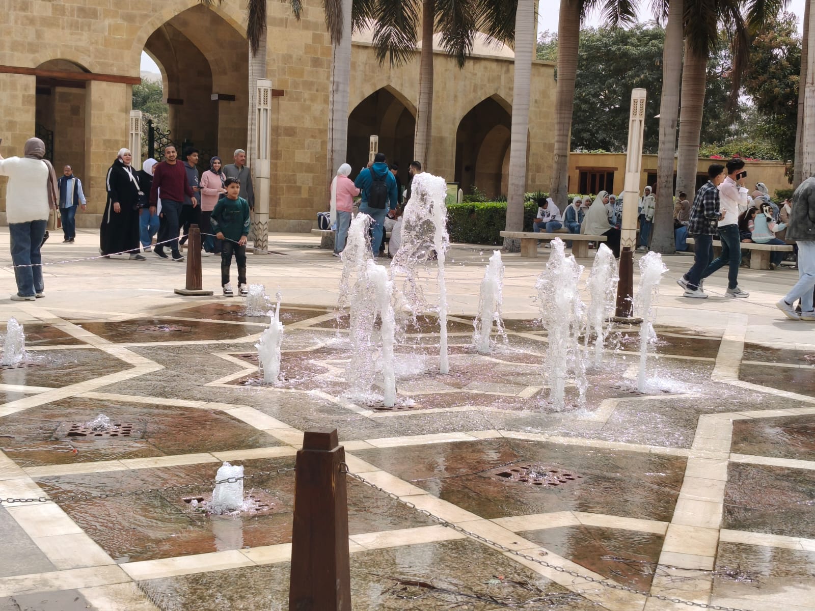 نافورة حديقة الأزهر الراقصة تجذب المحتفلين بعيد الفطر المبارك