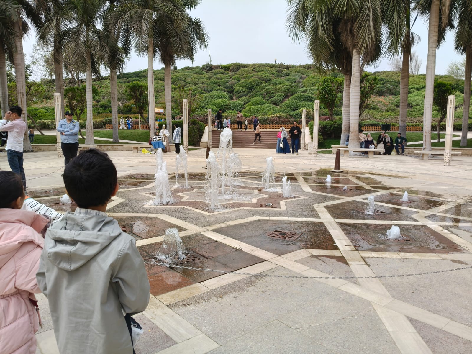 إقبال كبير علي حديقة الأزهر