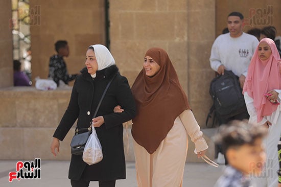 بعض السيدات داخل الحديقة بعض السيدات داخل الحديقة