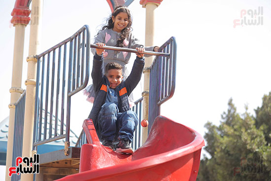 التزحلق احدى الالعاب بالحديقة التزحلق احدى الالعاب بالحديقة