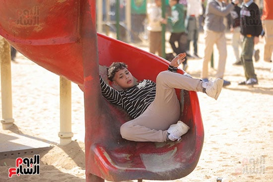 تزحلق طفل بالحديقة تزحلق طفل بالحديقة