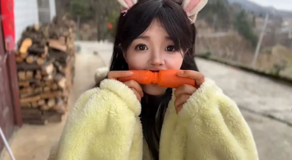 فتاة تنحت بأسنانها