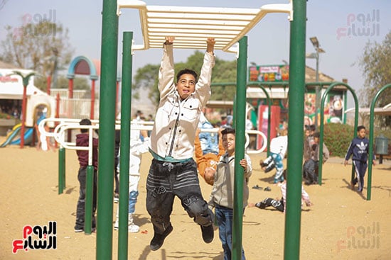 العاب كثيرة بالحديقة العاب كثيرة بالحديقة