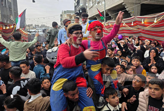 المهرجين وسط الأطفال