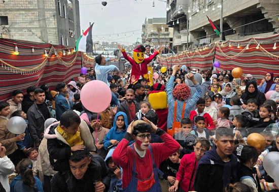 فرحة الأطفال بالمهرجين