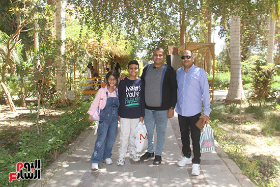 مدير-الحديقة-النباتية-مع-الزوار