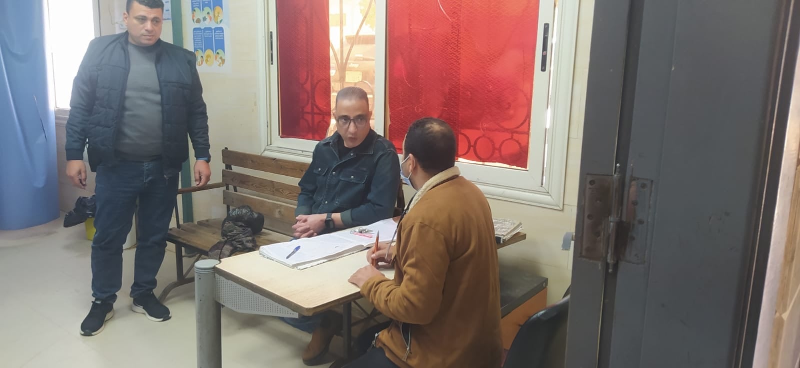 محافظ الجيزة يجرى جولة مفاجئة بمستشفى الصف 