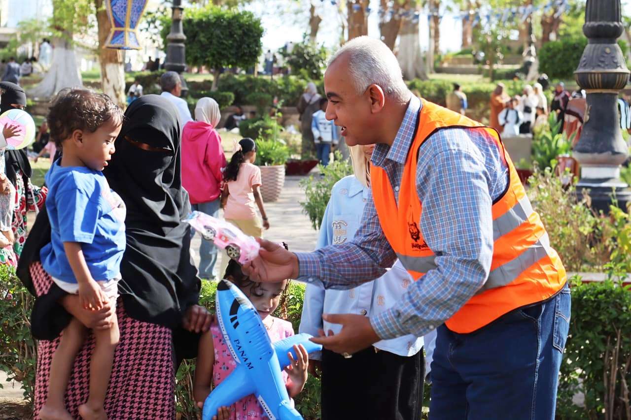 توزيع ألعاب على الأطفال فى العيد