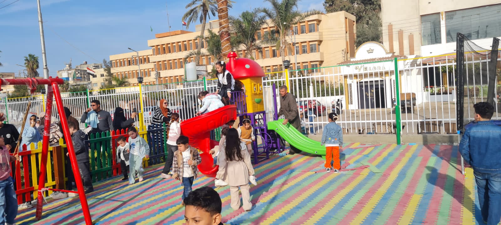 الاطفال يحتفلون بعيد الفطر الاطفال يحتفلون بعيد الفطر