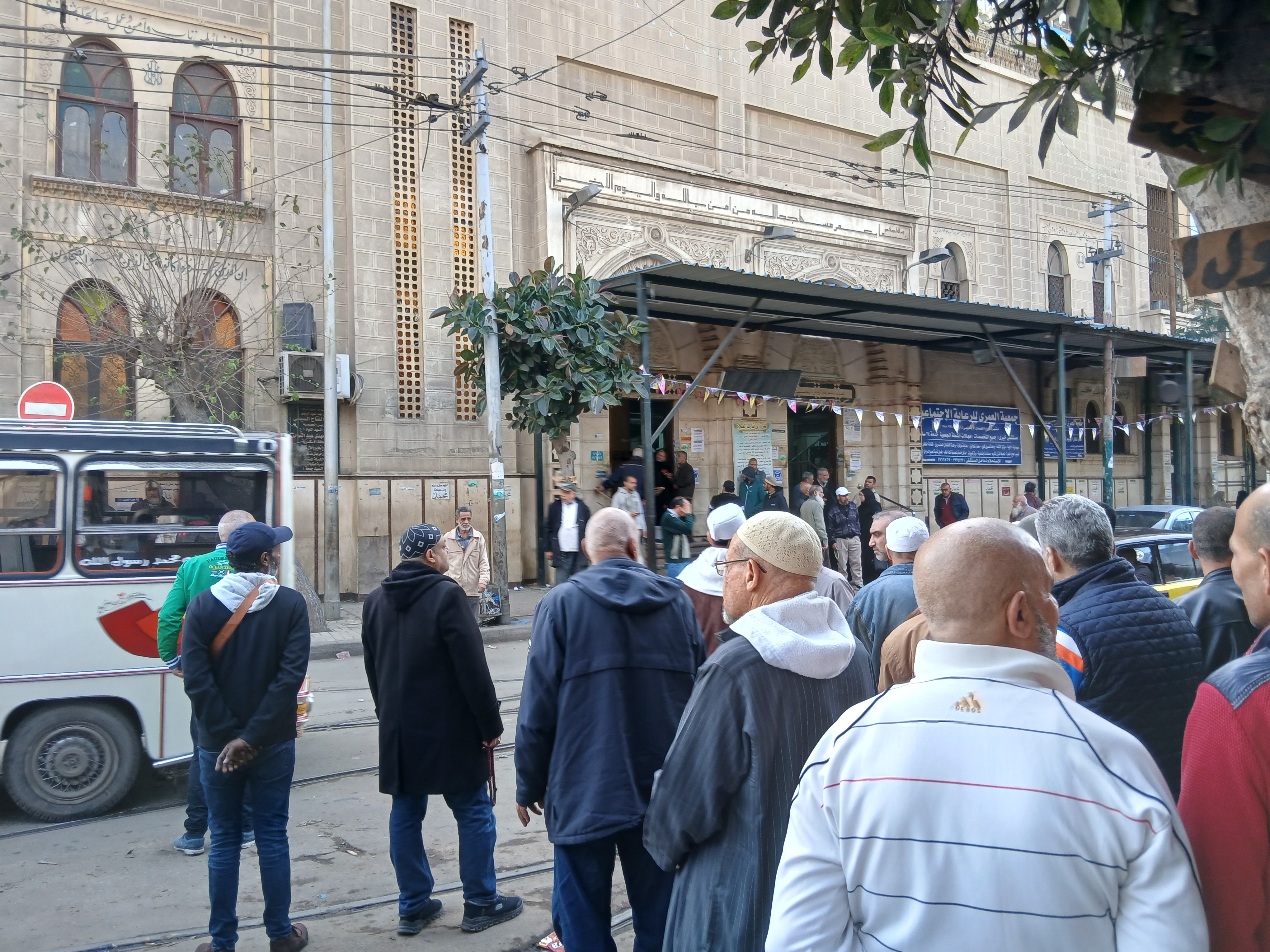 تشيع جثامين الام وابنائها الخمسة تشيع جثامين الام وابنائها الخمسة