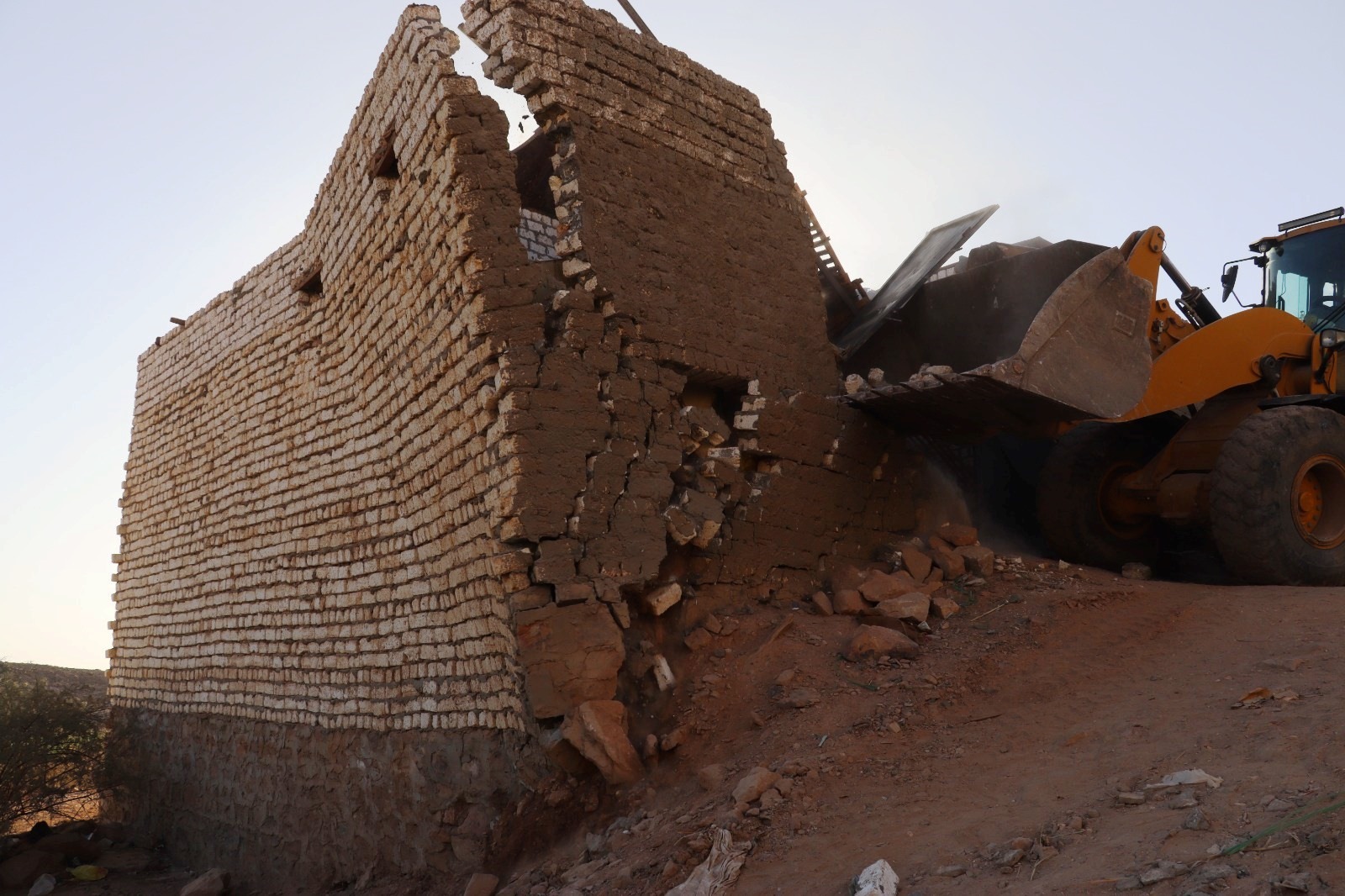 حائط ومنزل تعدي